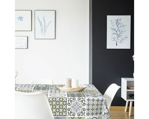 Jídelní stůl s voskovým ubrusem se vzorem v světlé jídelně.