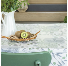 Dekorace stolu s olivovým vzorem, košík s kiwi a džbán s rostlinami