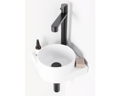 Rohové umyvadlo s černou baterií, mýdlem a dávkovačem do koupelny nebo na toaletu pro hosty