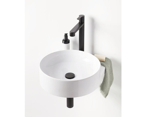 Umyvadlo s vodovodní baterií, dávkovačem mýdla, ručníkem a mýdlem