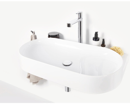 Keramické umyvadlo na desku s baterií a koupelnovými doplňky