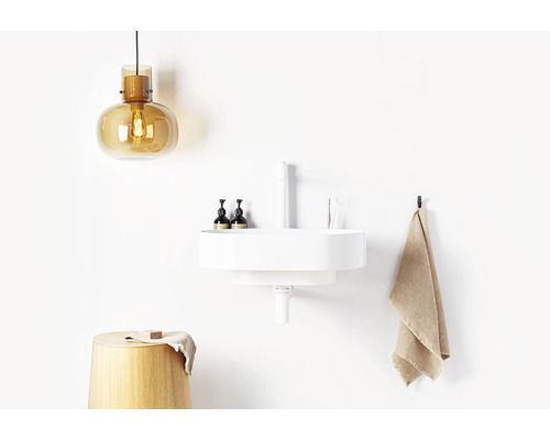 Moderní koupelna s umyvadlem, stoličkou, ručníkem a závěsnou lampou pro světlou a organizovanou atmosféru.