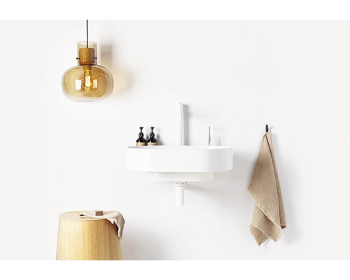 Koupelna se stoličkou, umyvadlem, lampou a ručníkem