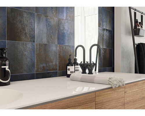 Koupelna s umyvadlem, baterií a obkladem stěn s kamenným vzhledem