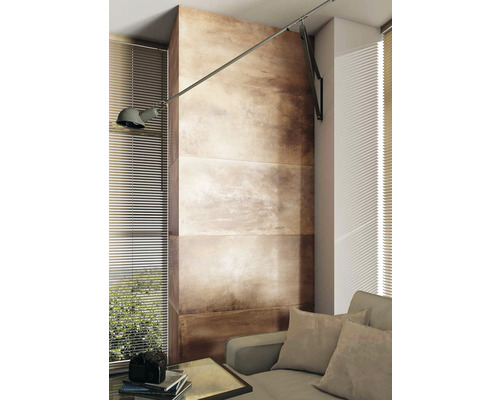 Obývací pokoj s výsuvným nástěnným svítidlem, pohovkou a oknem