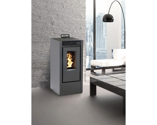 Peletová kamna v obývacím pokoji s moderním designem