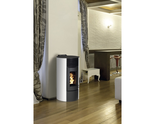 Peletová kamna v obývacím pokoji s dřevěnou podlahou