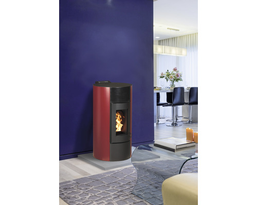 Peletová kamna v obývacím pokoji s kobercem a konferenčním stolkem