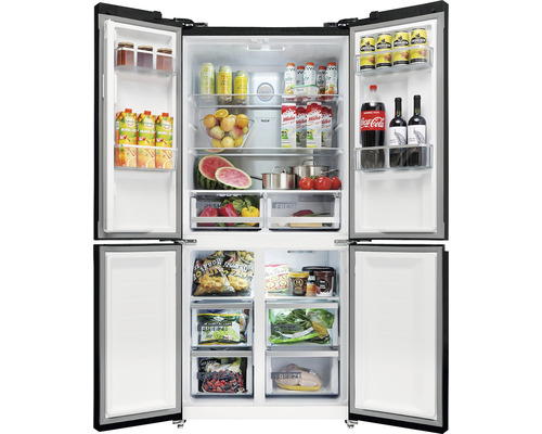 Otevřená chladnička s potravinami na několika policích a v zásuvkách