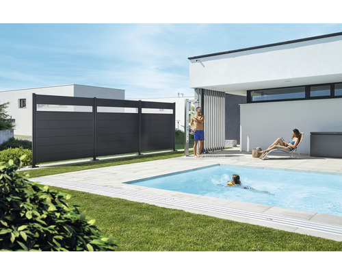 Zahrada s bazénem, zástěnou pro soukromí, venkovní sprchou a relaxujícími lidmi