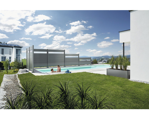 Zahrada s bazénem, ochranou soukromí a květináčem pro soukromí a dekoraci