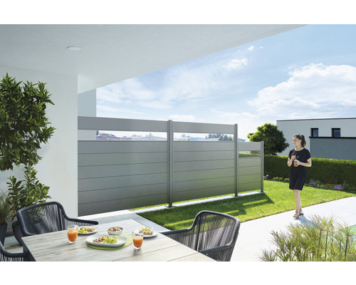 Zahradní scéna s plotovými prvky, zahradním stolem a židlemi na terase