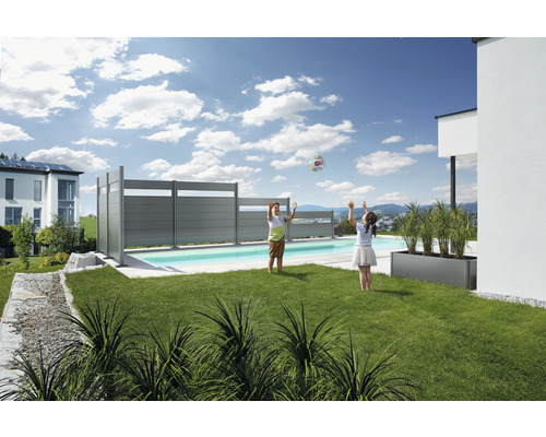 Scéna s bazénem, obklopeným šedou zástěnou a hrajícími si dětmi