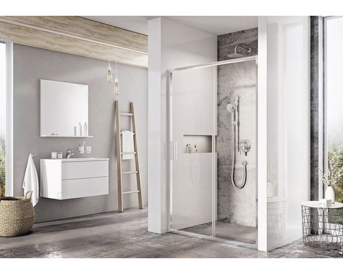 Moderní koupelna se sprchou, umyvadlovou skříňkou, zrcadlem a žebříkem