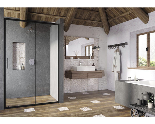 Koupelna se sprchovým koutem, umyvadlem a zrcadlem v rustikálním designu