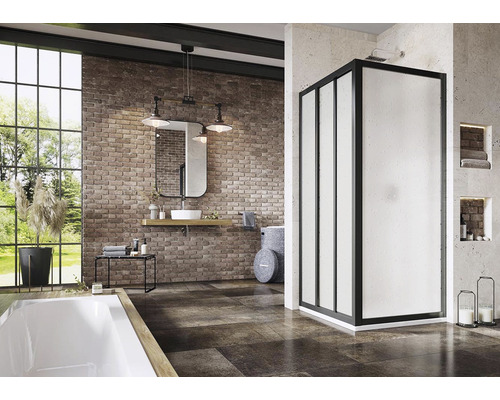 Koupelna s vanou, umyvadlem, zrcadlem a sprchovým koutem s mléčným sklem