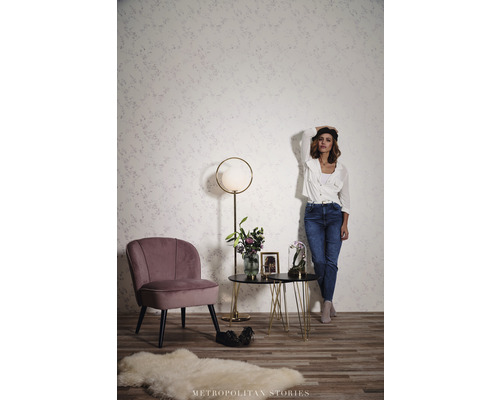 Obývací pokoj s křeslem, odkládacím stolkem a stojací lampou před vzorovanou stěnou