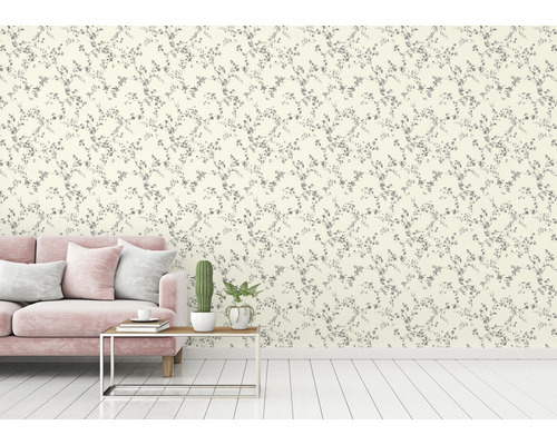 Obývací pokoj s pohovkou a stěnou s květinovou tapetou