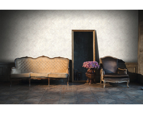 Klasický obývací pokoj s pohovkou, křeslem, zrcadlem a vzorovanou tapetou