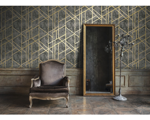 Dekorativní pokoj s křeslem, zrcadlem, svícnem a vzorovanou tapetou