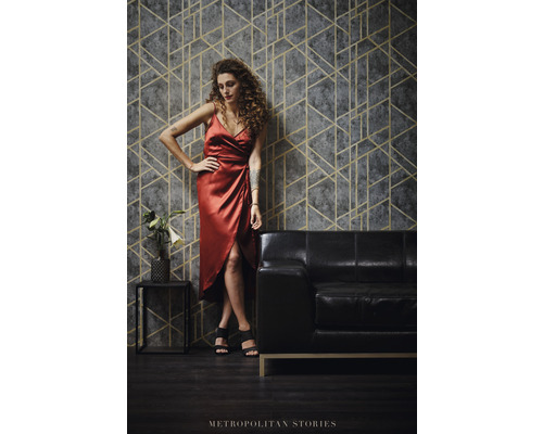 Návrh pokoje s tapetou s geometrickým vzorem, pohovkou a dekorací