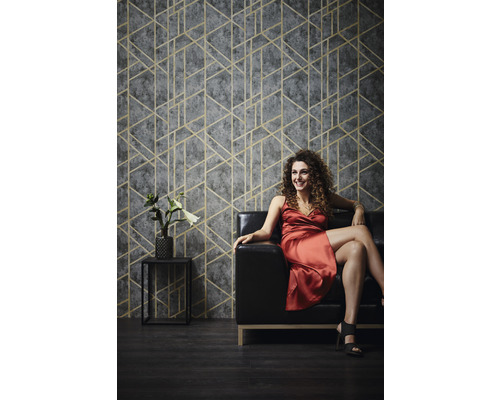 Obývací pokoj s geometrickou tapetou, pohovkou a odkládacím stolkem