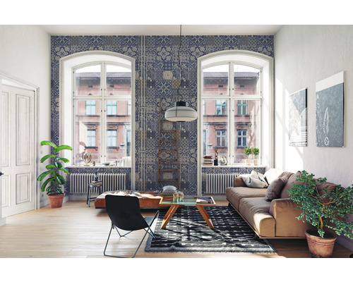 Světlý obývací pokoj s okny, pohovkou a ozdobnou tapetou