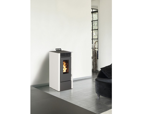 Peletová kamna v světlém obývacím pokoji s posezením a velkým oknem