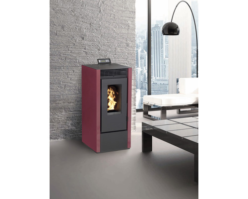 Peletová kamna v obývacím pokoji s moderním interiérem a výhledem na město