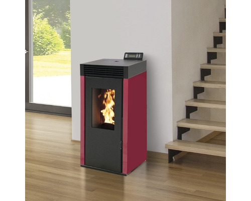 Peletová kamna s digitálním displejem v obývacím pokoji