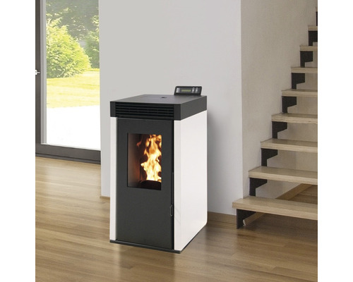 Peletová kamna v obývacím pokoji se schodištěm.