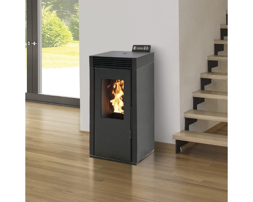 Peletová kamna v interiéru se schodištěm a oknem