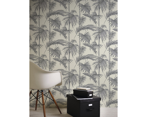 Interiér s tapetou s motivem palem