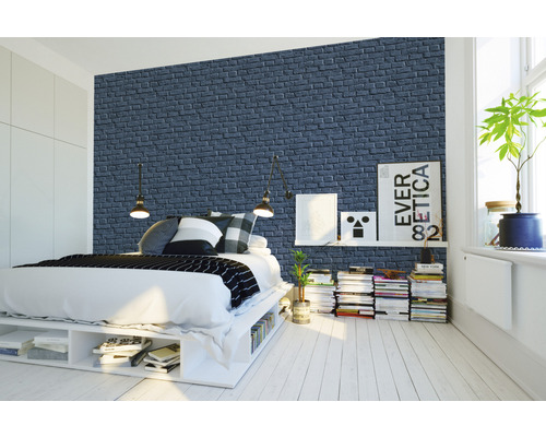 Ložnice s postelí před nástěnnou tapetou s motivem cihel