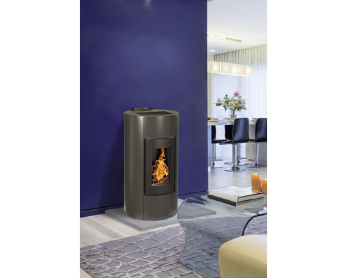 Peletová kamna v moderním obývacím pokoji s modrou stěnou