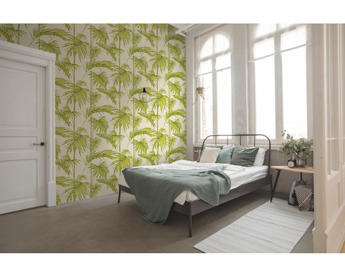 Ložnice s tapetou s motivem palem, postelí a denním světlem