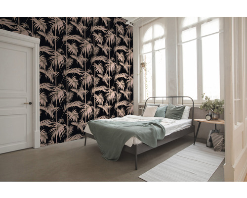 Ložnice s vzorovanými tapetami, postelí a denním světlem