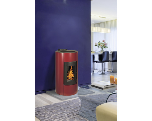 Peletová kamna v obývacím pokoji s moderním designem