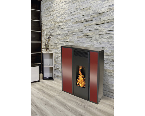 Peletová kamna s hořícím ohněm v jasném obývacím pokoji