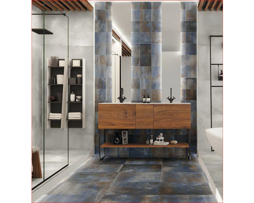 Koupelna s umyvadlem, zrcadlem a obklady s kamenným vzhledem pro moderní atmosféru