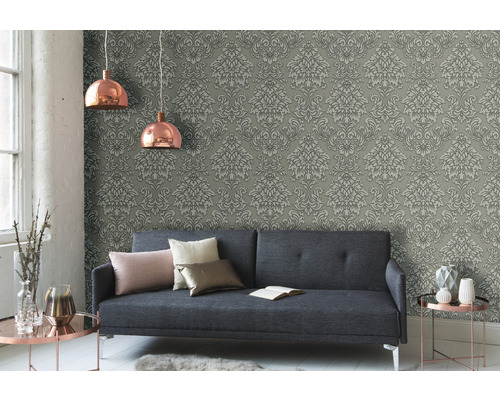 Obývací pokoj s šedou damaškovou tapetou, pohovkou a měděnými lampami