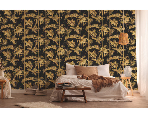 Ložnice s tapetou se vzorem palmových listů a přírodními dekoracemi