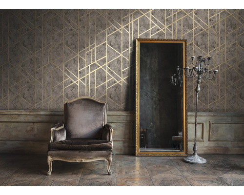 Dekorativní pokoj s křeslem, zrcadlem, svícnem a vzorovanou tapetou