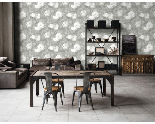 Obývací pokoj s květinovou tapetou, jídelním stolem, židlemi, pohovkou a regálem.