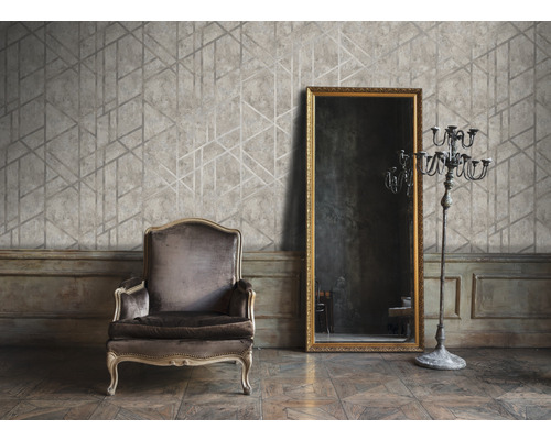 Pohled do pokoje s křeslem, zrcadlem, svícnem a geometrickou tapetou