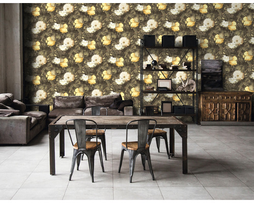 Obývací pokoj s květinovou tapetou, dřevěným stolem a židlemi