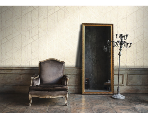 Klasický interiér s křeslem, zrcadlem a geometrickou tapetou pro elegantní design pokoje.