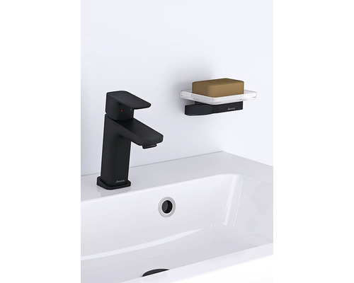 Umyvadlová baterie a miska na mýdlo v koupelně