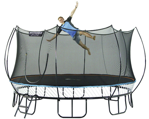 Volně stojící zahradní trampolína se záchytnou sítí a žebříkem, na které skáče osoba