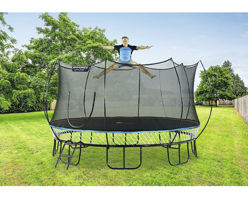 Muž skáče na zahradní trampolíně se síťkou značky Marimex